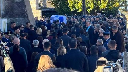 Ραγίζουν καρδιές στην κηδεία του ήρωα επισμηναγού Επαμεινώνδα Κωστέα - Τραγική φιγούρα η γυναίκα του