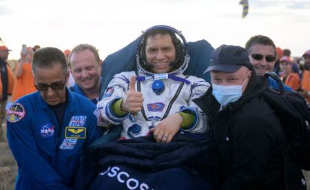 Αμερικανός αστροναύτης και Ρώσοι κοσμοναύτες επέστρεψαν στη Γη έπειτα από ρεκόρ παραμονής στον ISS