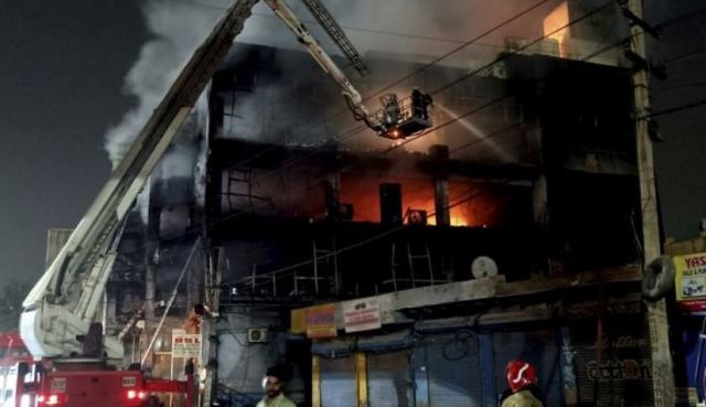 Ινδία: Φωτιά σε τετραώροφο κτίριο στο Νέο Δελχί - Τουλάχιστον 27 νεκροί