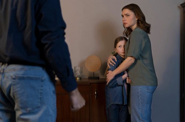 Ηλεκτρονικό βραχιολάκι για τους δράστες ενδοοικογενειακής βίας στη Γερμανία, με απόφαση του υπουργικού συμβουλίου