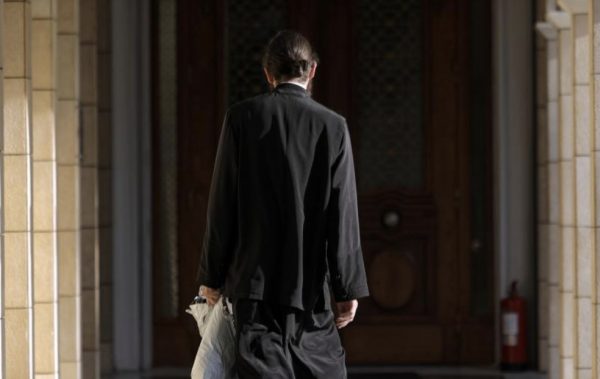 Συγκλονίζουν μάνα και κόρη της καρκινοπαθούς που δώρισε χρήματα στον ιερέα Youtuber: «Συνεχώς την ενοχλούσε, ήθελε λεφτά»