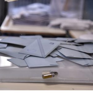 Opinion Poll: Στο 29,7% η ΝΔ στην εκτίμηση ψήφου, με προβάδισμα 16,1 μονάδων από το «ακούνητο» ΠΑΣΟΚ, κέρδη για Λύση και Πλεύση