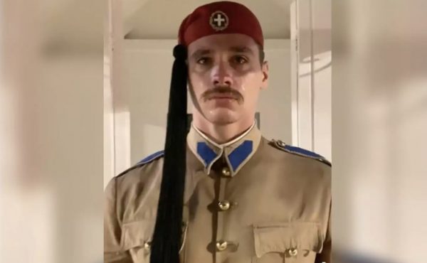 Εύζωνας βάζει τα κλάματα στην τελευταία του υπηρεσία