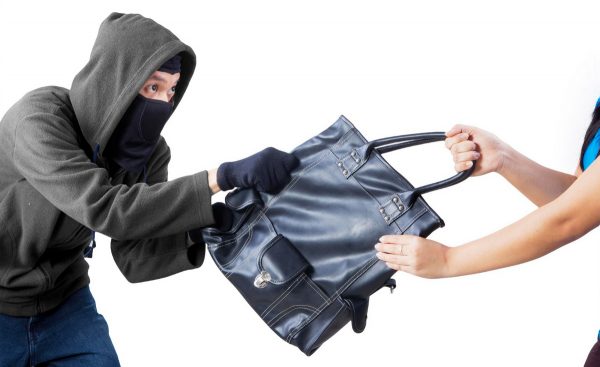 Στα χέρια της αστυνομίας τσαντάκηδες - Είχαν διαπράξει δύο ληστείες και ισάριθμες κλοπές