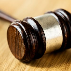 Προκαταρκτική έρευνα για τον τραυματισμό του 2χρονου αγοριού έπειτα από πτώση καγκελόπορτας στο Ωραιόκαστρο