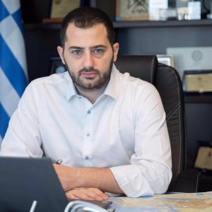 Ο Φάνης Σπανός αποχαιρετά τον Νίκο Στασινόπουλο