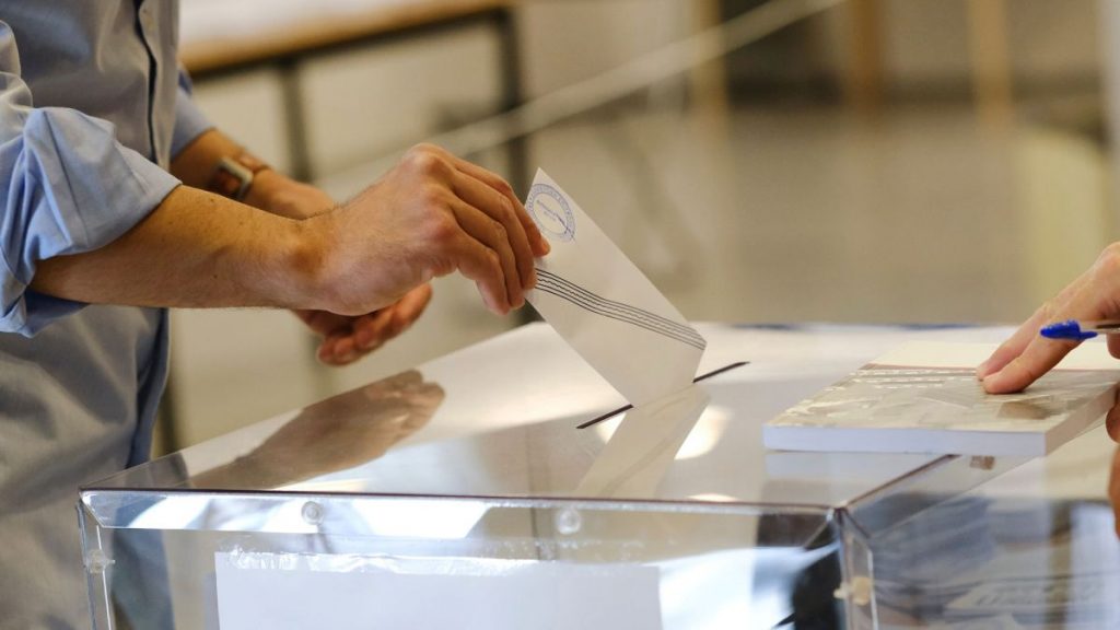 Δημοσκόπηση Marc: Στο 30,4% η ΝΔ με διαφορά 14,6 μονάδες από τη ΕΛΑΣ – Εννιά κόμματα στη Βουλή