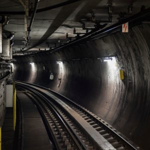 Κανονικά η κίνηση των συρμών στο μετρό έπειτα από πτώση άντρα στις ράγες - Το απρόοπτο κατά την αναστροφή βαγονιού σε σταθμό