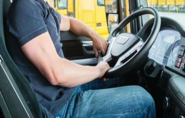 Τροχαία: Οι μισοί οδηγοί στην Ελλάδα παραδέχονται ότι οδηγούν με το κινητό στο χέρι