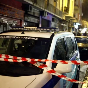 Μενίδι: Ο 26χρονος δράστης είχε επιτεθεί και σε άλλους πριν την επίθεση στους 2 καταστηματάρχες – Στο χειρουργείο το ένα θύμα