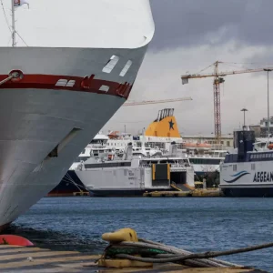 Μηχανική βλάβη σε πλοίο που θα πήγαινε από Πειραιά προς Αίγινα και Αγκίστρι, ταλαιπωρία για 628 επιβάτες
