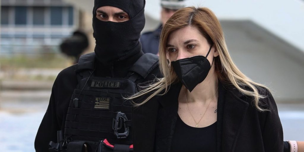 Η Ρούλα Πισπιρίγκου έφτασε υποβασταζόμενη στο Εφετείο στη δίκη για το θάνατο της Ίριδας και της Μαλένας