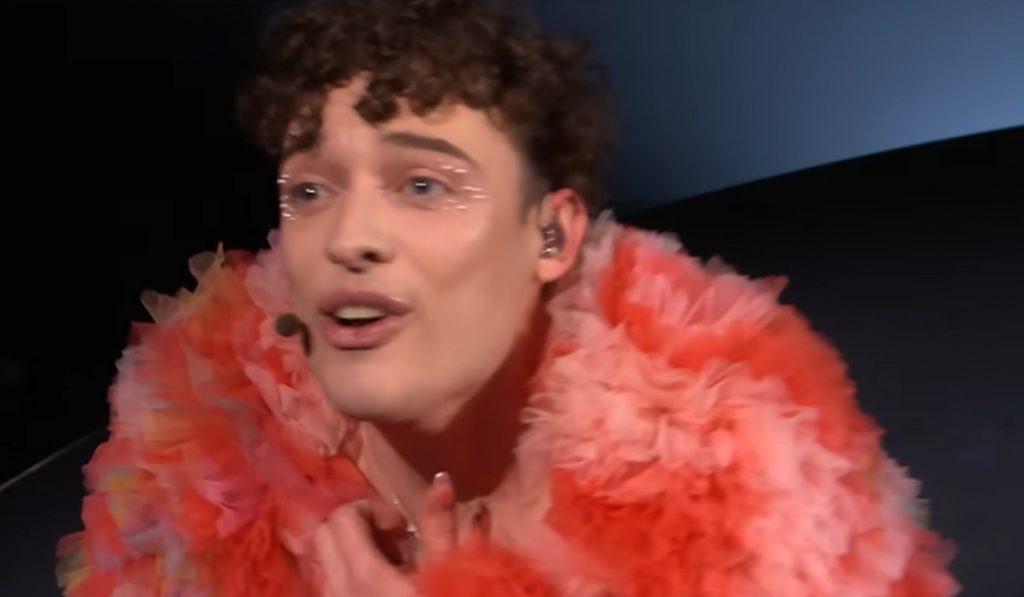 Το Nemo επέστρεψε πίσω το τρόπαιο της Eurovision σπασμένο και τυλιγμένο σε χαρτί υγείας