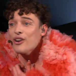 Το Nemo επέστρεψε πίσω το τρόπαιο της Eurovision σπασμένο και τυλιγμένο σε χαρτί υγείας