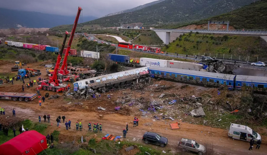 Δυστύχημα Τεμπών: Μια εκταφή αναμένεται σύντομα – Άγνωστο για τις υπόλοιπες