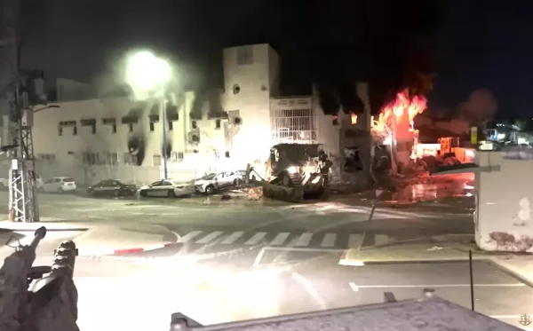 «Παραδίδουμε τα όπλα αλλά υπό όρους» λέει η Χαμάς – Οι κρίσιμες συνομιλίες στο Κάιρο για το μέλλον της Γάζας