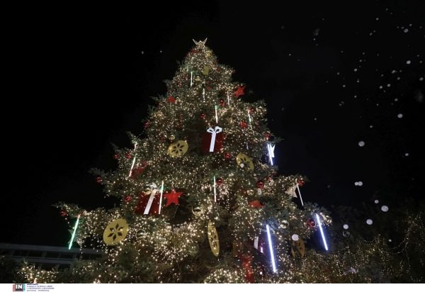 Άναψε το πρώτο χριστουγεννιάτικο δέντρο στον Ταξιάρχη Χαλκιδικής με 85.000 λαμπάκια