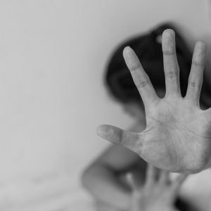 Βόλος: Στη φυλακή 43χρονος που επιτέθηκε στην σύζυγό του σε πασχαλινό γλέντι – Την τράβηξε από τα μαλλιά και την απείλησε