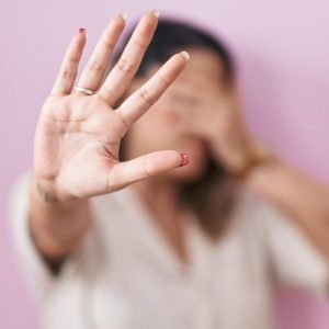 Λαμία: Την πλάκωσε στα χαστούκια και απειλούσε ότι θα τη σκοτώσει