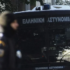 Εξάρχεια: Η στιγμή που η αστυνομία μπαίνει στο υπό κατάληψη κτίριο στον «Εξωστρεφή»