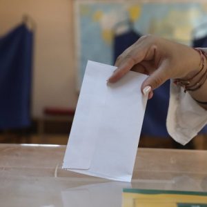 Metron Analysis: Στο 28,5% η ΝΔ, δεύτερη η ΕΛ.Α.Σ. με 15,2%, το ΠΑΣΟΚ με 11,2% στην τρίτη θέση, έχασε σχεδόν 4 μονάδες