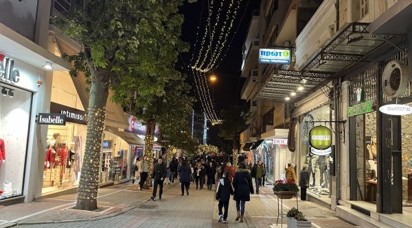 Σε εορταστικούς ρυθμούς συνεχίζουν τα καταστήματα - Ανοιχτά το τελευταίο Σαββατοκύριακο