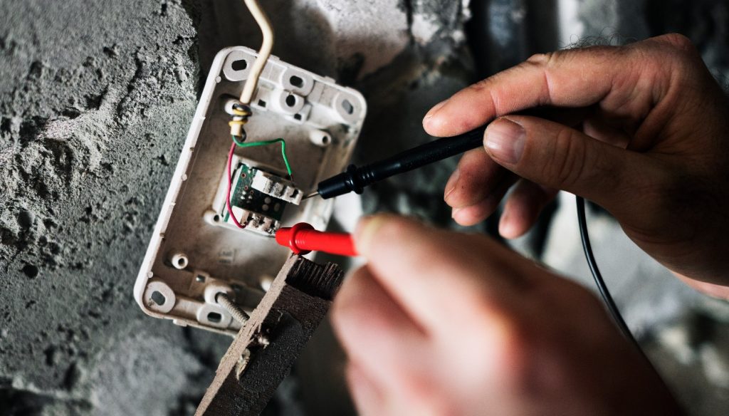 Λαμία: Κυνήγησαν τους «μαϊμού» ΔΕΗτζήδες και πήραν πίσω τα χρυσαφικά της ηλικιωμένης μητέρας τους