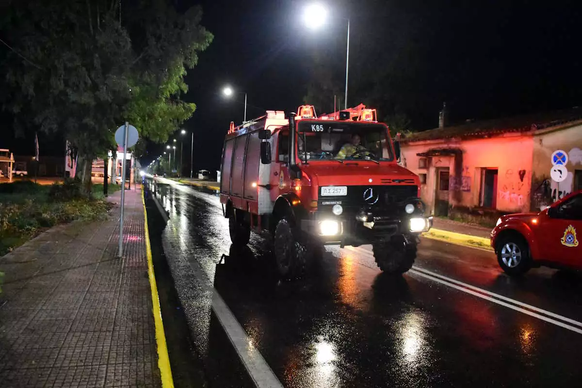 Παραλίγο τραγωδία στη Λάρισα: Αυτοκίνητο "λαμπάδιασε" εν κινήσει - Διασωληνώθηκε 19χρονος