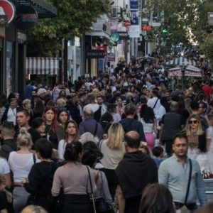 Η γήρανση του πληθυσμού και το έλλειμμα εργατικού δυναμικού απειλούν την ανάπτυξη – 515.000 κενές θέσεις το 2050