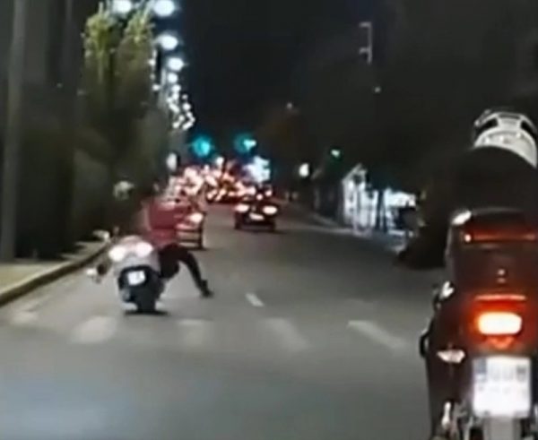 Λεωφόρος Αλεξάνδρας: Βίντεο ντοκουμέντο από τη στιγμή που γυναίκα πέφτει πάνω σε μηχανάκι