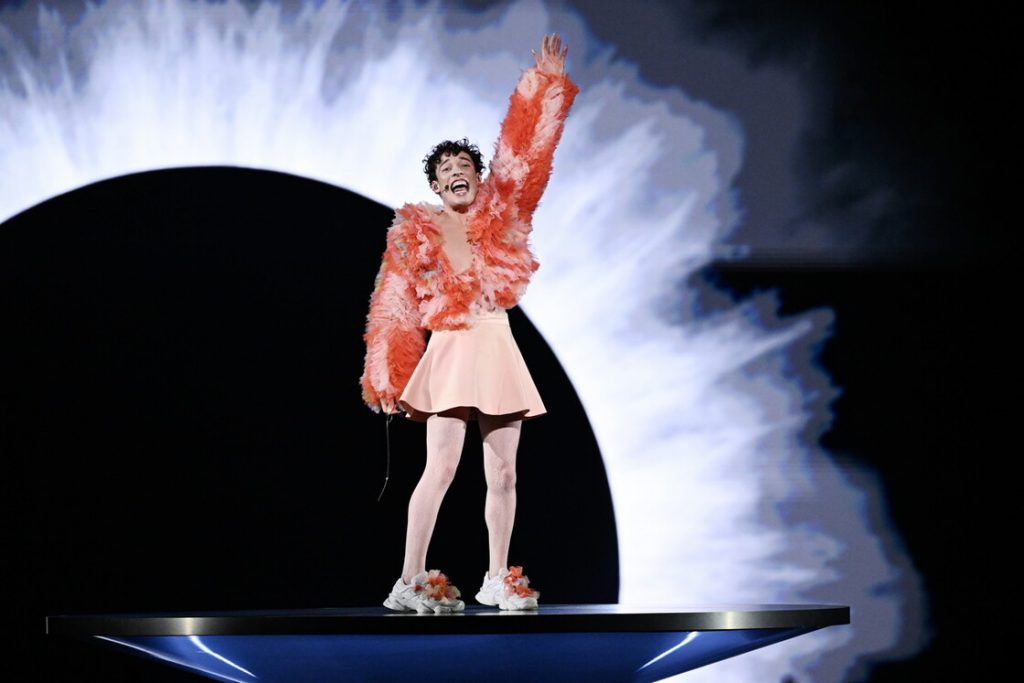 Το Nemo στέλνει πίσω το τρόπαιο που κέρδισε στην Eurovision: «Ο διαγωνισμός χρησιμοποιήθηκε για να μαλακώσει την εικόνα του Ισραήλ»