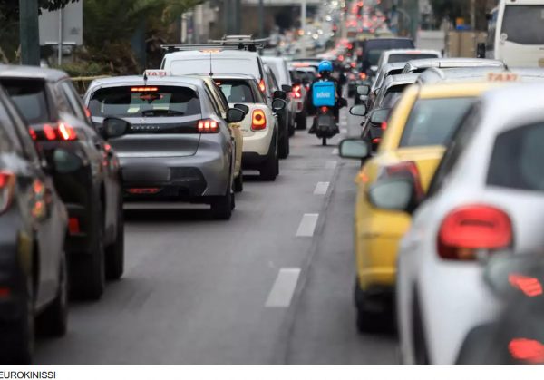 Καραμπόλα με 4 αυτοκίνητα στη Λεωφόρο Αθηνών – Ουρές χιλιομέτρων στο ρεύμα προς Κόρινθο