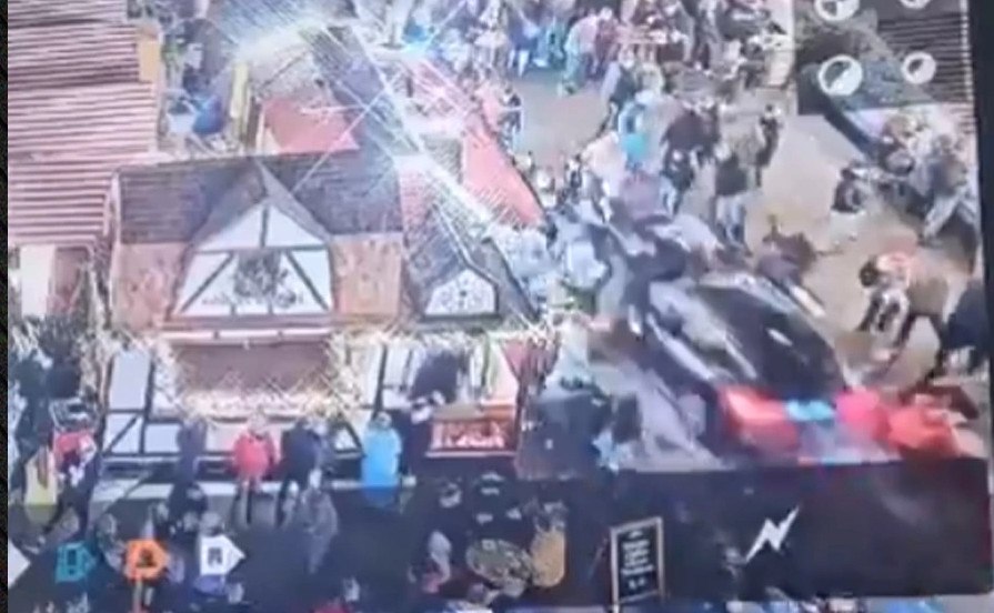 Αυτοκίνητο έπεσε σε Χριστουγεννιάτικη αγορά στο Μαγδεμβούργο - Πληροφορίες για νεκρούς