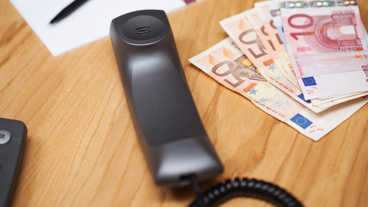 Απάτη στο Χαλάνδρι με θύμα ηλικιωμένη: Παρέδωσε χρήματα και κοσμήματα σε κάδο απορριμμάτων