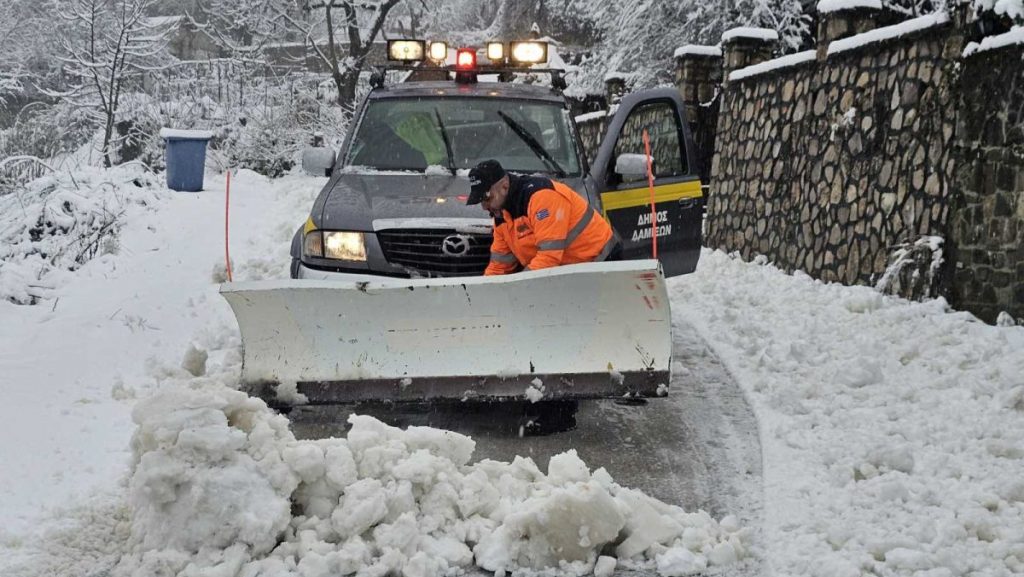Πολύ χιόνι και στα ορεινά χωριά της Λαμίας - Στη μάχη με τον χιονιά από το ξημέρωμα οι άνθρωποι του Δήμου Λαμιέων