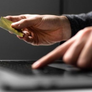 Λαμιώτης με αναπηρία καταδικάστηκε για απάτη - Υποστηρίζει ότι απατεώνας χρησιμοποιεί την κάρτα και τον τραπεζικό του λογαριασμό