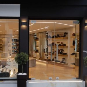 Το κατάστημα "Υποδήματα Γιαννακούρας" αναζητά πωλήτρια