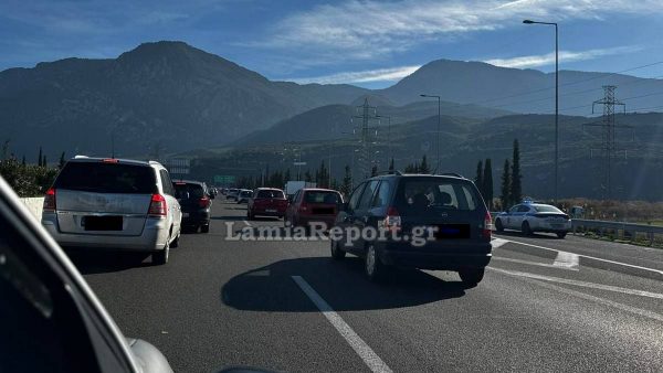 Ταλαιπωρία για τους ταξιδιώτες στην εθνική οδό Λαμίας - Αθηνών. Σημειωτόν στους παραδρόμους με αυξημένη κίνηση