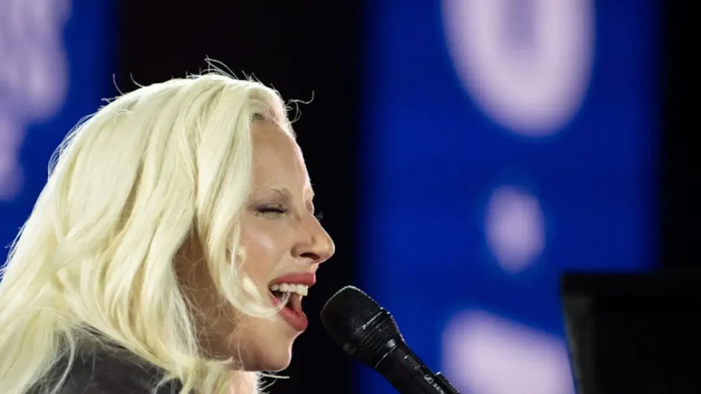 Η Lady Gaga έχει προσαρμοστεί απόλυτα στον ρόλο της μητέρας, λατρεύει να τραγουδά στην κόρη της, λέει πηγή