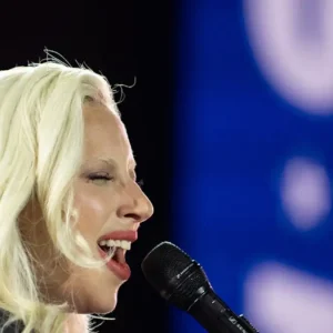 Η Lady Gaga έχει προσαρμοστεί απόλυτα στον ρόλο της μητέρας, λατρεύει να τραγουδά στην κόρη της, λέει πηγή