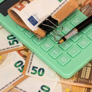 Διπλές αυξήσεις μισθών για περίπου 700.000 εργαζομένους από τον Απρίλιο του 2027