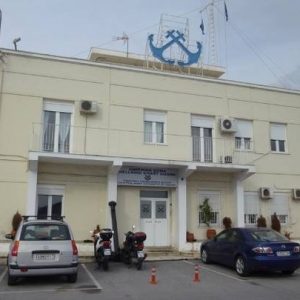 75χρονος βρέθηκε μέσα στο νερό, στο λιμάνι του Βόλου