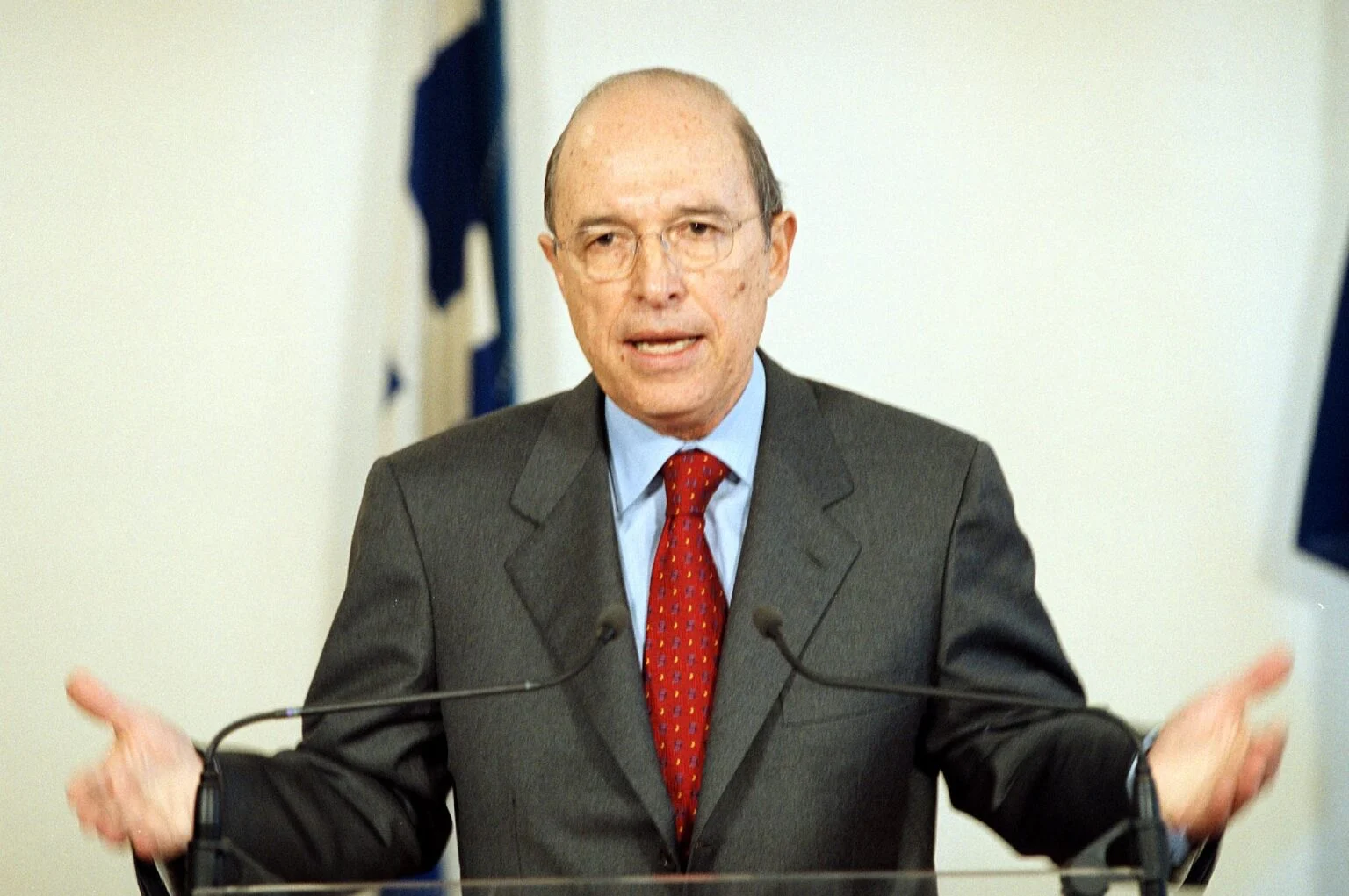 Ο Κώστας Σημίτης θα ταφεί δίπλα στον Ανδρέα Παπανδρέου – Σε κοντινή απόσταση βρίσκεται και ο τάφος της Μελίνας Μερκούρη