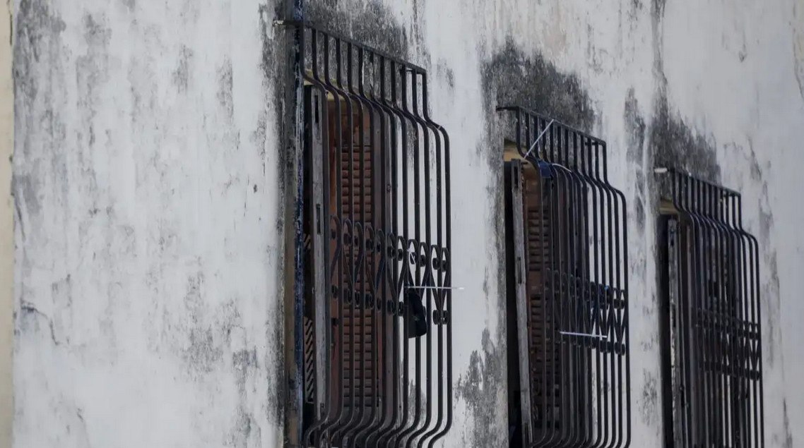 Έρευνες στη Δυτική Αττική για τους επικίνδυνους κακοποιούς που δραπέτευσαν από τις φυλακές Κασσαβέτειας