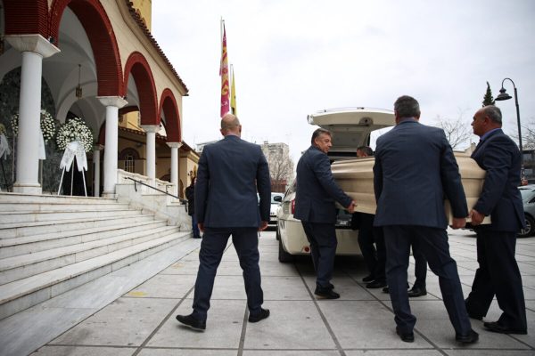 Σε κλίμα οδύνης η κηδεία του Βασίλη Καλογήρου - «Να έχετε ευλογία στη ζωή σας», είπε η μάνα του έξω από τον ναό