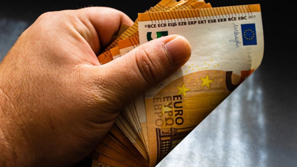 Τα ποσά που παίρνουν τα κόμματα ως τακτική επιχορήγηση και για… ερευνητικούς σκοπούς