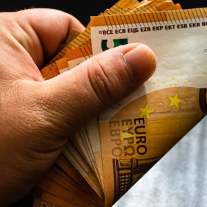 Τα ποσά που παίρνουν τα κόμματα ως τακτική επιχορήγηση και για… ερευνητικούς σκοπούς