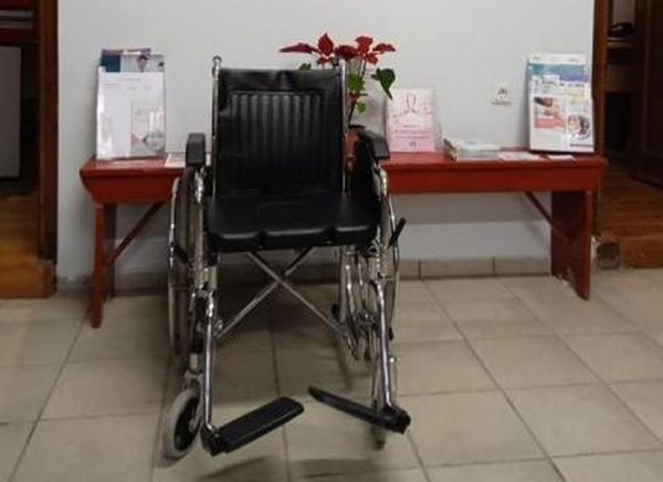 Αυτοκίνητο στα Τρίκαλα παρέσυρε άνθρωπο με αμαξίδιο και τον εγκατέλειψε