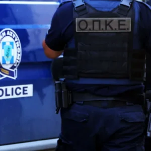 Φθιώτιδα: 30χρονος προκάλεσε φθορές και επιτέθηκε σε αστυνομικούς