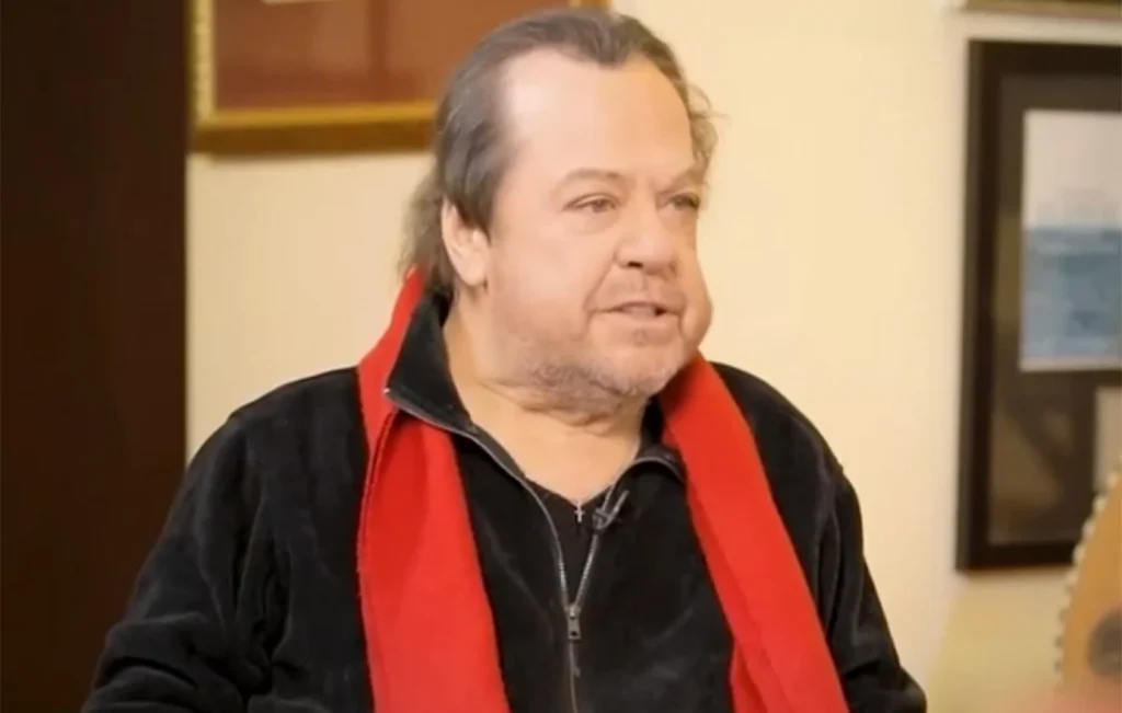 Γιάννης Πάριος: «Ναι, μεγάλωσε αλλά θα τον γράψει η ιστορία, εσάς;» – Ξέσπασε συνεργάτης του μετά από επικριτικά σχόλια για τον καλλιτέχνη